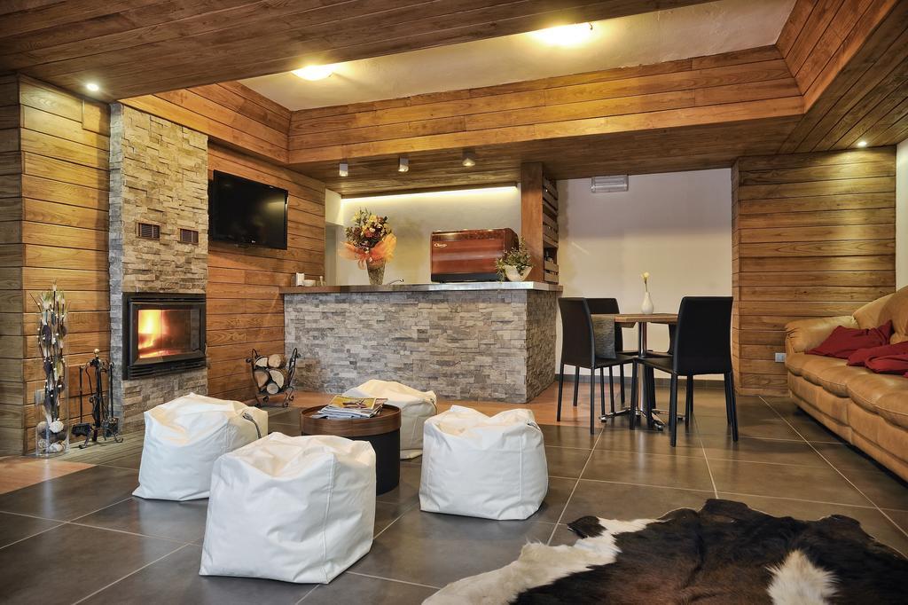 Piccolo Hotel Aurora อับบาเดียซานซัลวาตอเร ภายนอก รูปภาพ